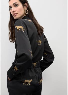 CAMISA SATINADA NEGRA CON ESTAMPDADO DE LEOPARDO