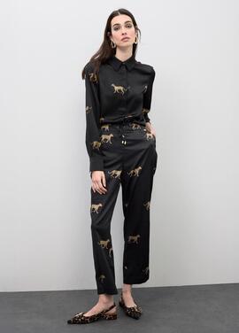 CAMISA SATINADA NEGRA CON ESTAMPDADO DE LEOPARDO