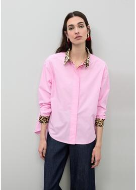 CAMISA POPELÍN ROSA CON ESTAMPADO ANIMAL EN PUÑOS Y CUELLO