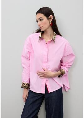 CAMISA POPELÍN ROSA CON ESTAMPADO ANIMAL EN PUÑOS Y CUELLO