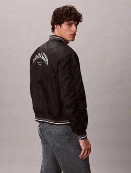 CAZADORA BOMBER REGULAR FIT CON LOGO BORDADO UNIVERSITARIO B