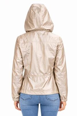 CHAQUETA DE MUJER CORTAVIENTOS CON CAPUCHA BEIGE METALIZADO