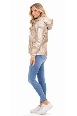 CHAQUETA DE MUJER CORTAVIENTOS CON CAPUCHA BEIGE METALIZADO
