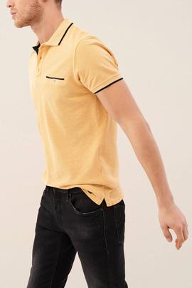 POLO DE COLOR LAVADO REGULAR FIT AMARILLO