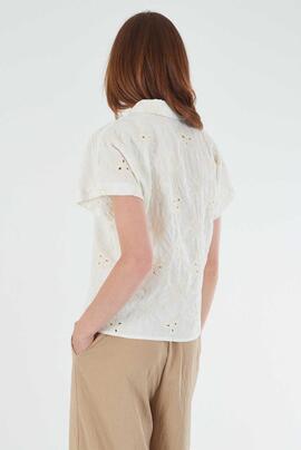 CAMISA CON BORDADOS FLORALES CALADOS COLOR CRUDO