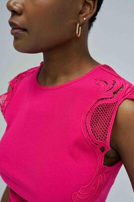 TOP ACANALADO CON APLIQUES DE ENCAJE COLOR FUCSIA