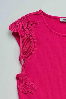 TOP ACANALADO CON APLIQUES DE ENCAJE COLOR FUCSIA