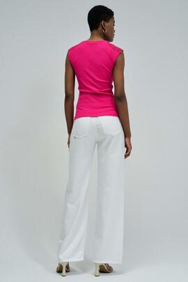 TOP ACANALADO CON APLIQUES DE ENCAJE COLOR FUCSIA