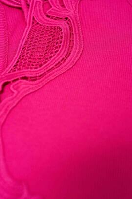 TOP ACANALADO CON APLIQUES DE ENCAJE COLOR FUCSIA