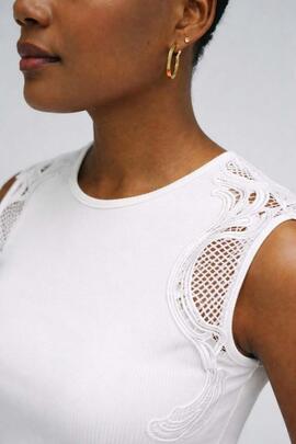 TOP ACANALADO CON APLIQUES DE ENCAJE COLOR BLANCO