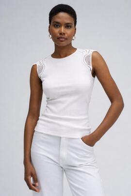 TOP ACANALADO CON APLIQUES DE ENCAJE COLOR BLANCO