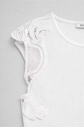 TOP ACANALADO CON APLIQUES DE ENCAJE COLOR BLANCO