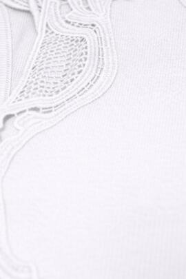 TOP ACANALADO CON APLIQUES DE ENCAJE COLOR BLANCO