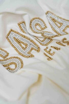 CAMISETA CON BRANDING COLOR BEIGE