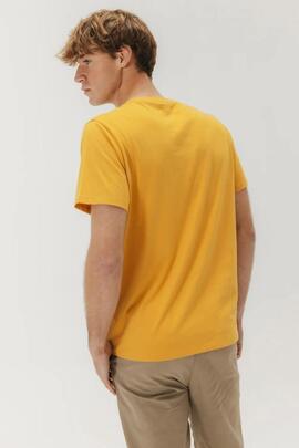 CAMISETA BORDADO LOGO CONTRASTE MOSTAZA